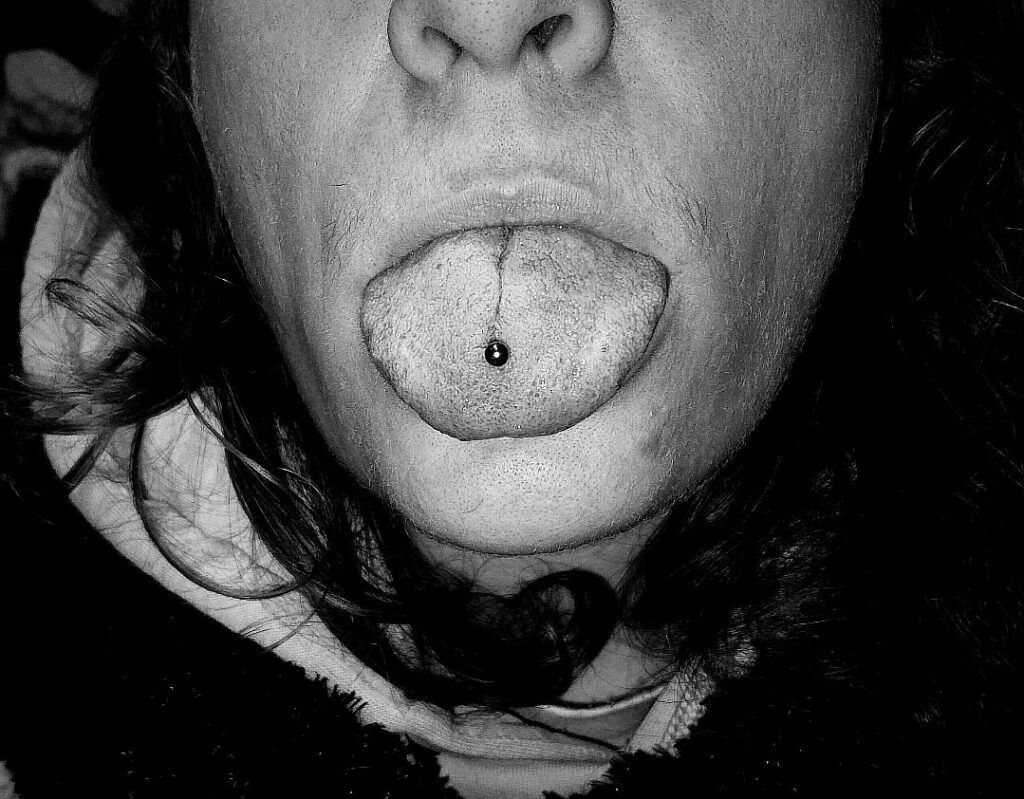 Piercing à Troyes. Piercing Langue Leonie kats tattoo et Piercing à Troyes