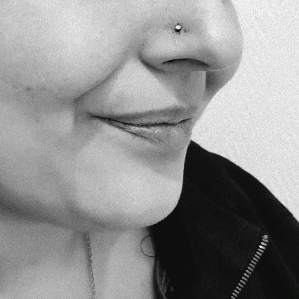 Piercing à Troyes. Piercing Nez Leonie kats tattoo et Piercing à Troyes