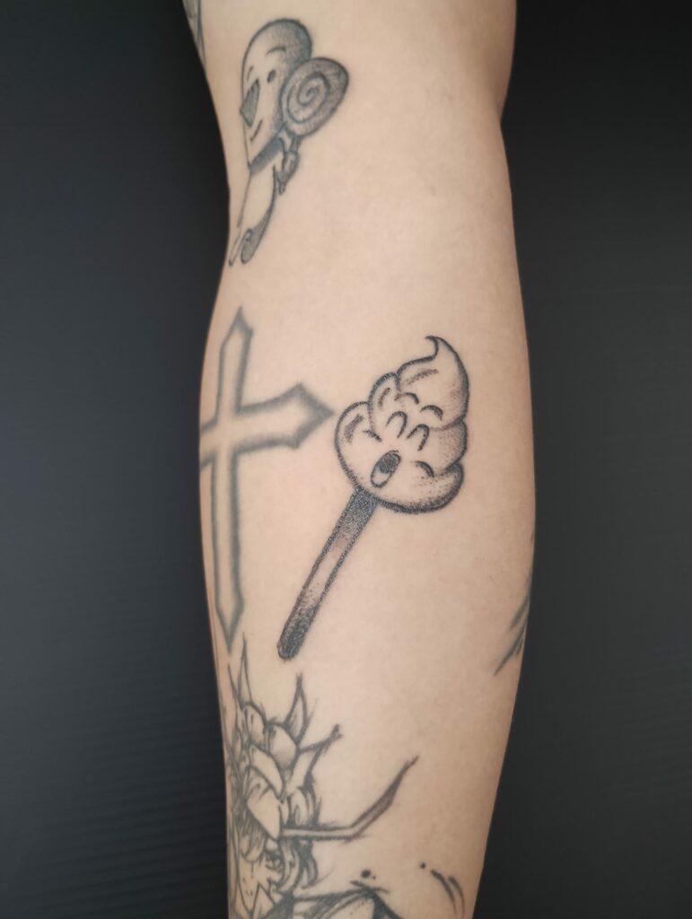 Bâton Caca dr slump tatouage Tattoo Par Leonie Kats Tattoo & Piercing