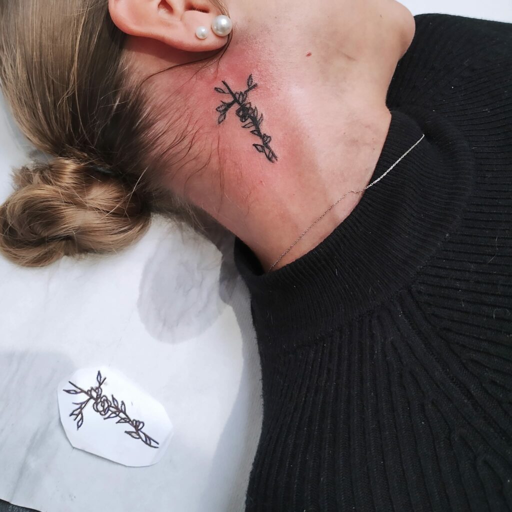 Fleur Croix Tattoo Tattoo tatouage Tattoo Par Leonie Kats Tattoo & Piercing