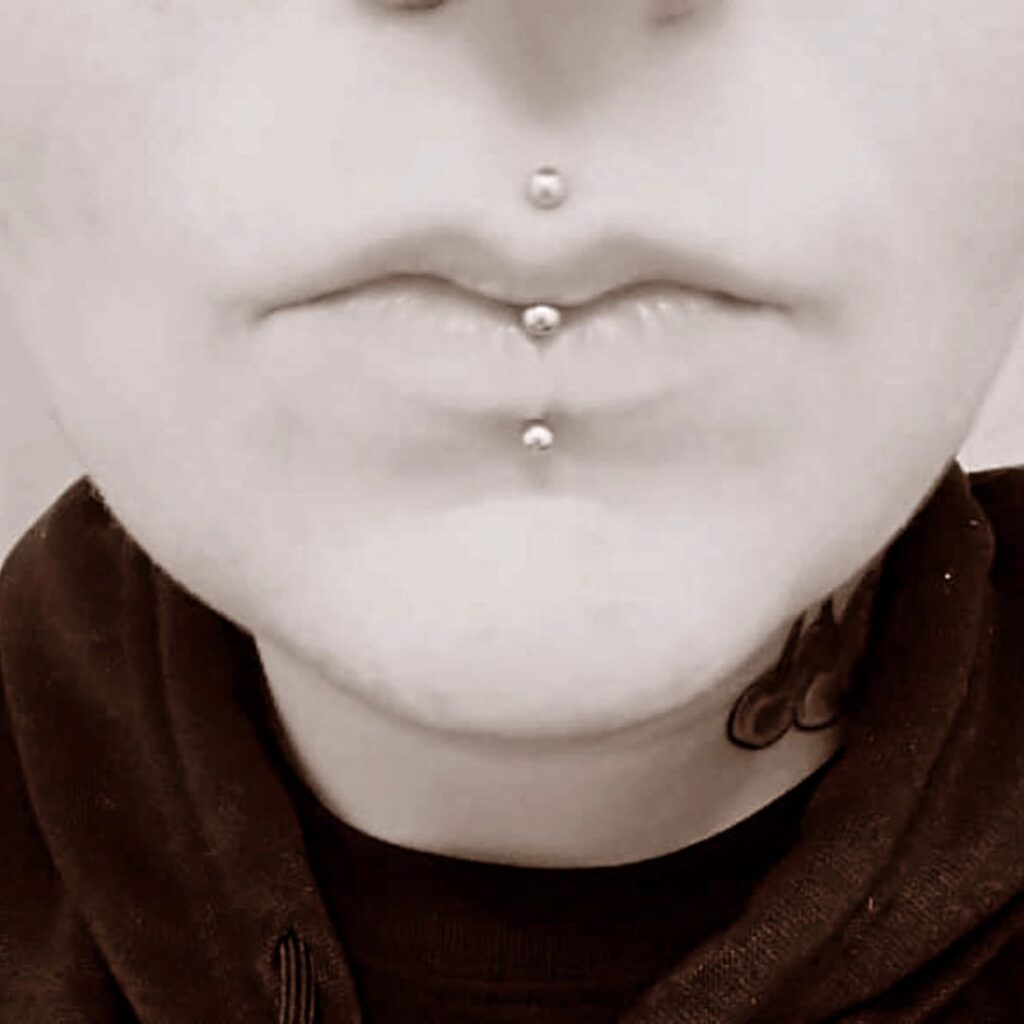 Piercing Labret vertical + medusa Leonie Kats Tattoo et Piercing à Troyes