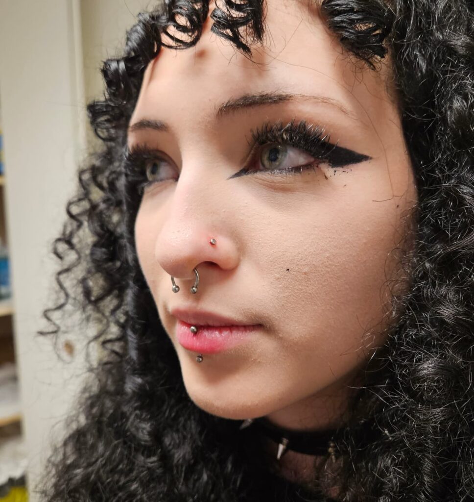 Double Nostril et Septum Leonie Kats Tatouage et Piercing dans l'aube