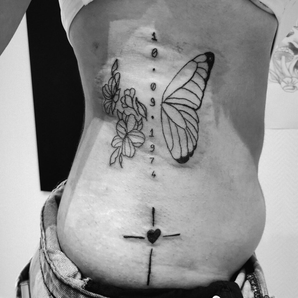 Papillon cote tattoo tatouage Tattoo Par Leonie Kats Tattoo & Piercing