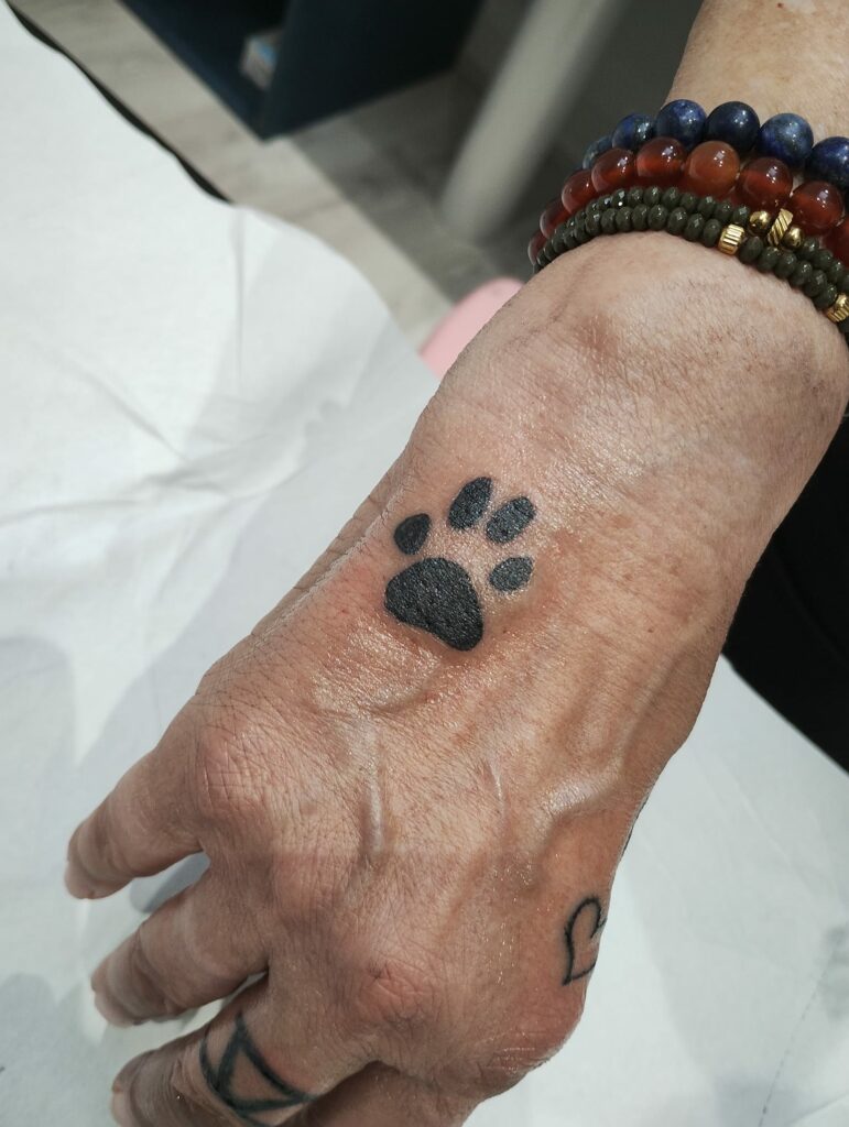 Patte animal Chat tatouage Tattoo Par Leonie Kats Tattoo & Piercing