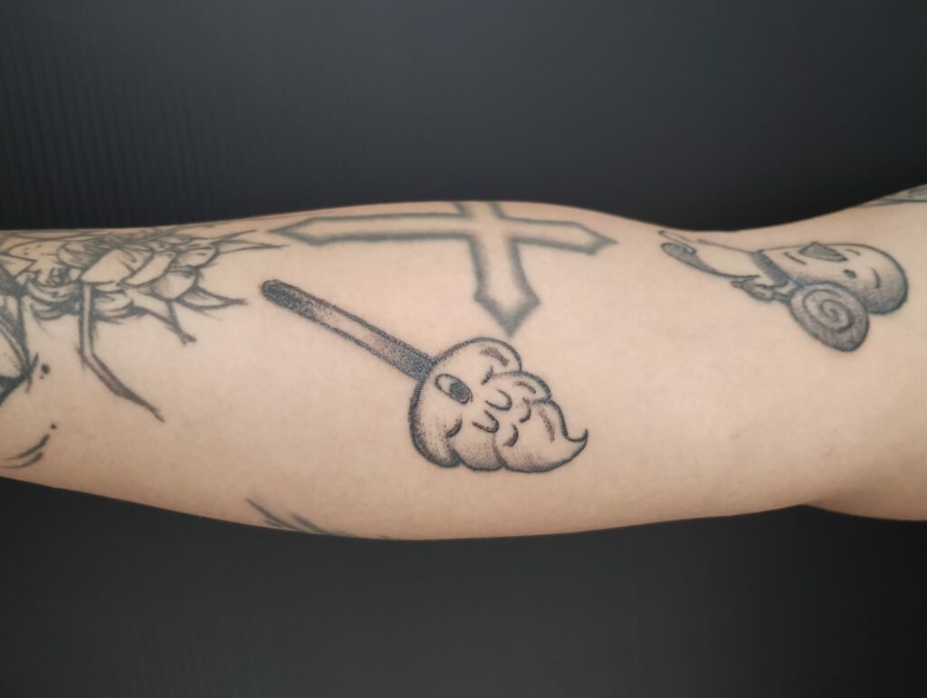 Bâton Caca dr slump tatouage Tattoo Par Leonie Kats Tattoo & Piercing