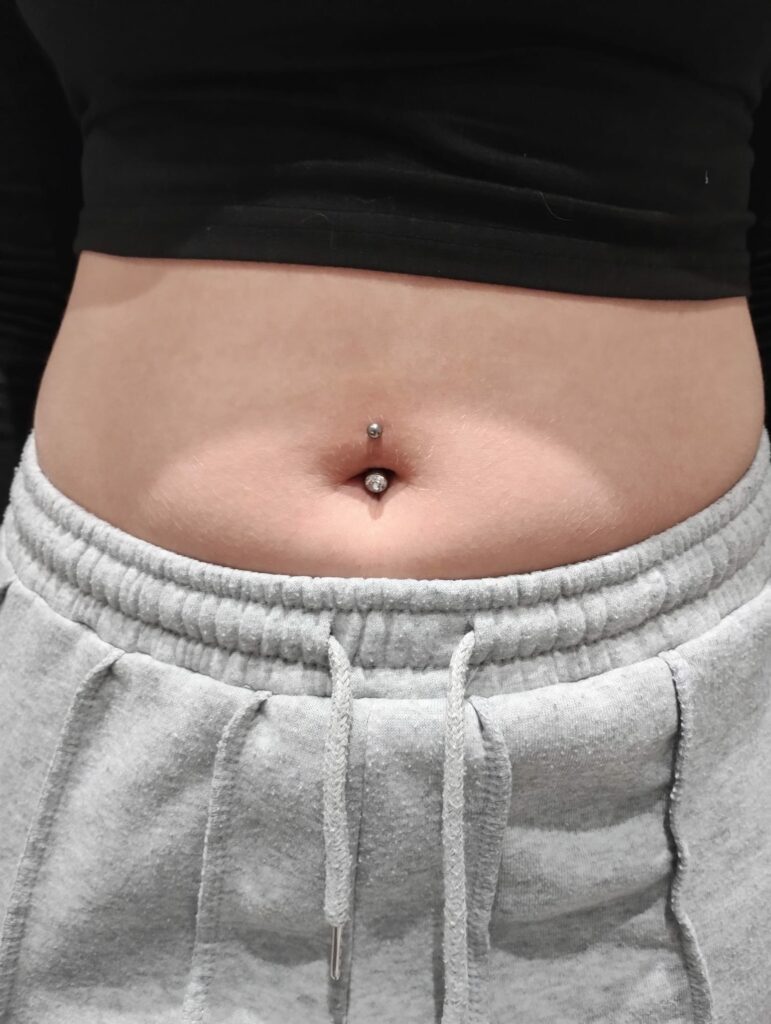 Piercing Nombril Par Leonie Kats Tattoo & Piercing Piercing à Troyes