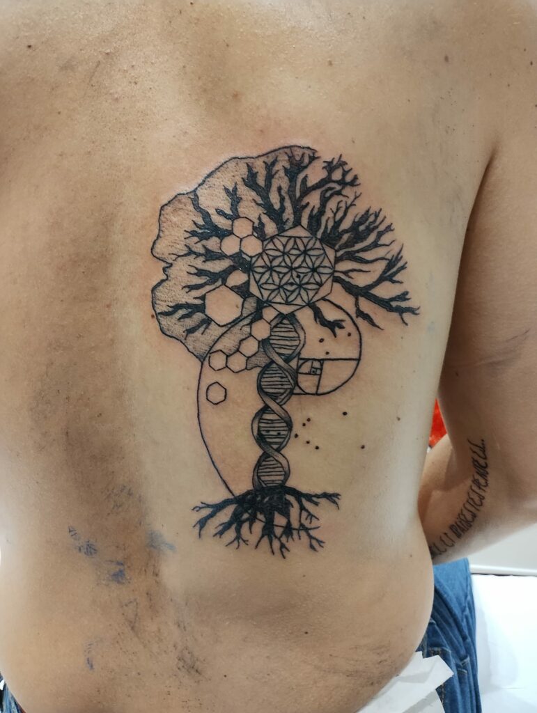 Arbre de Vie Symétrie tattoo Par Leonie Kats Tattoo & Piercing