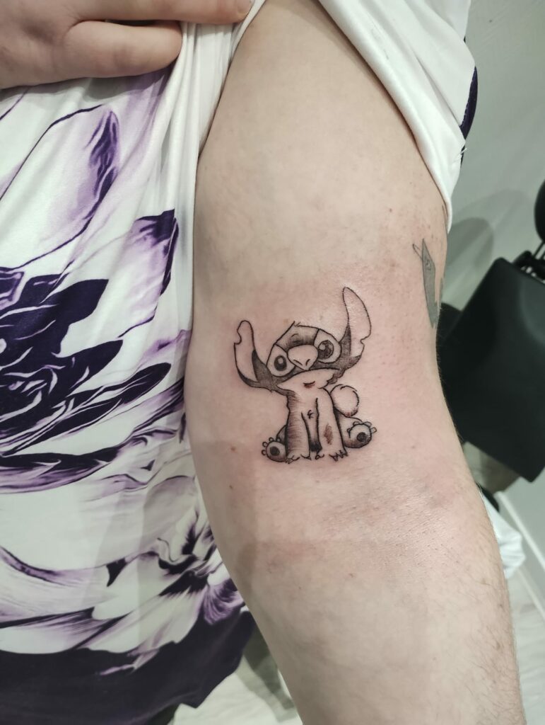 Stitch tattoo Par Leonie Kats Tattoo & Piercing