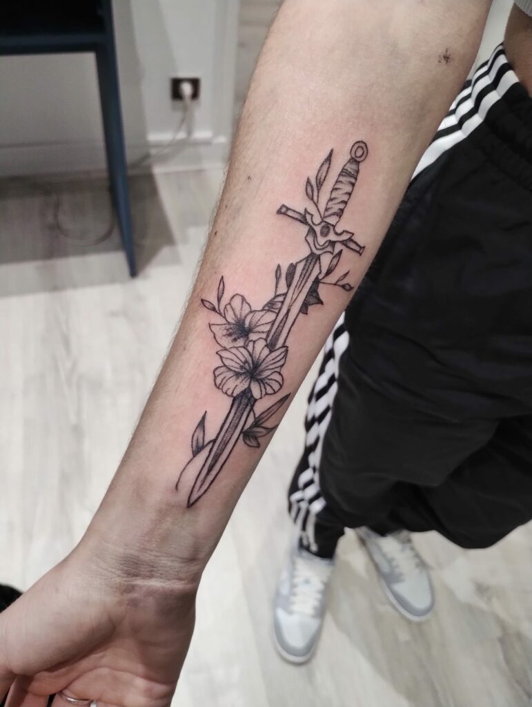 épée Floral tattoo Par Leonie Kats Tattoo & Piercing