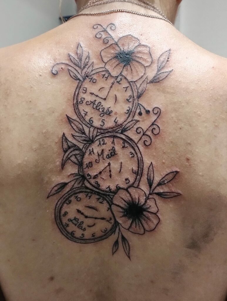 Horloge Florale tattoo Par Leonie Kats Tattoo & Piercing