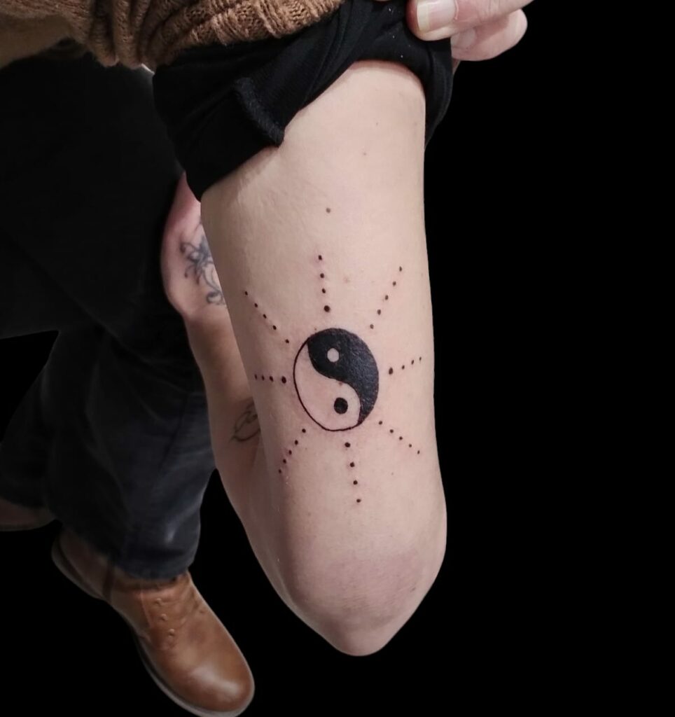 ying yang tattoo Par Leonie Kats Tattoo & Piercing