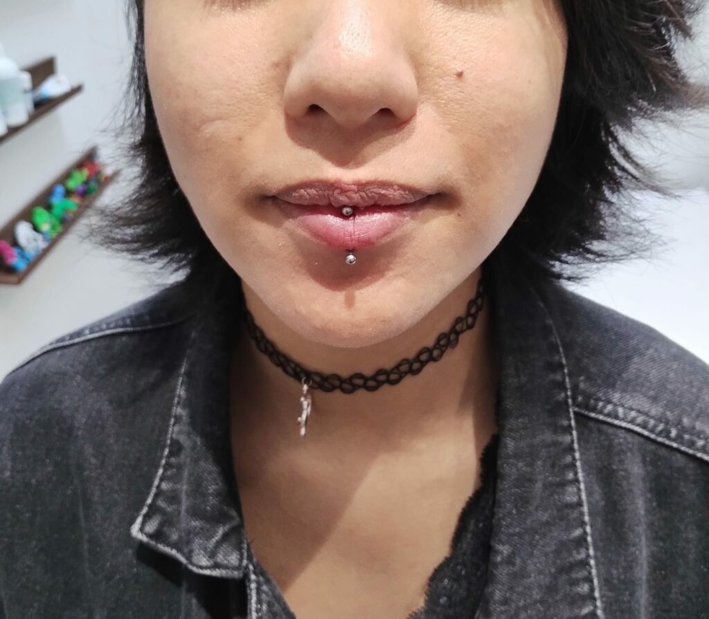 Labret Vertical Piercing Fait au Leonie Kats Tattoo et Piercing