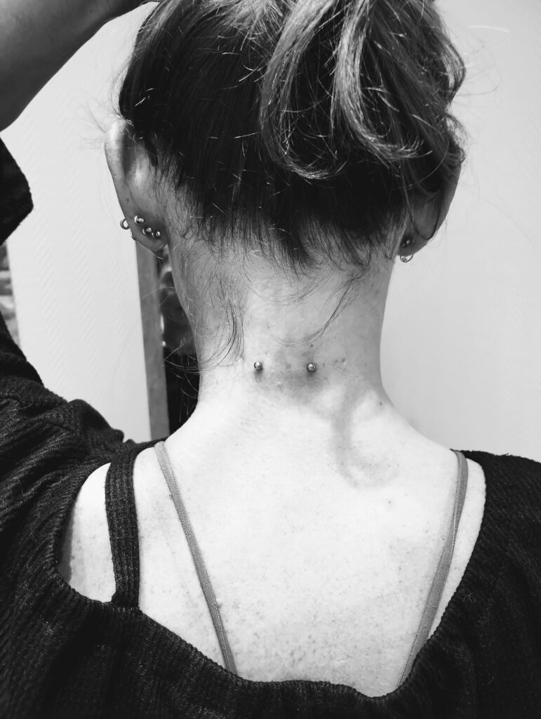Piercing en agrafe à la nuque, leonie Kats Tattoo et Piercing