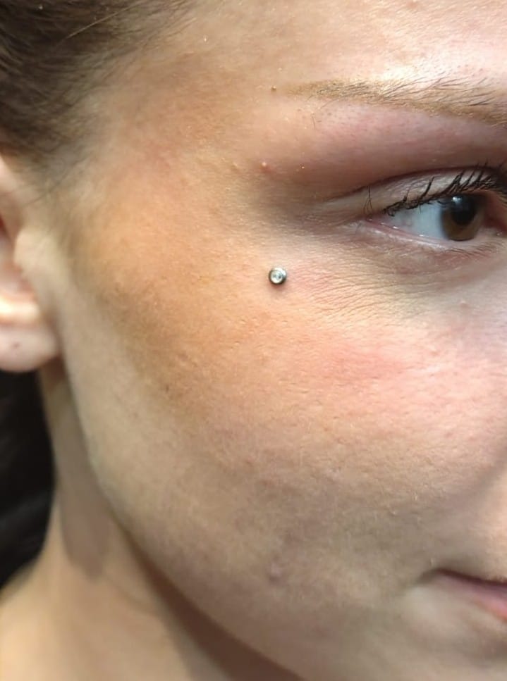 piercing Micro Dermal, leonie Kats Tattoo et Piercing piercing MicroDermal, leonie Kats Tattoo et Piercing