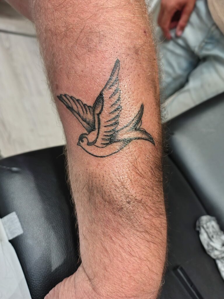 oiseau Tattoo Leonie kats tattoo à troyes