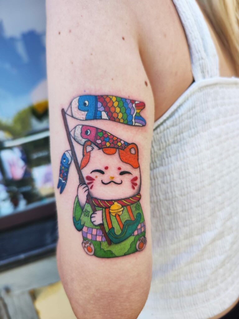 Tatouage de chat coloré sur le bras à Troyes