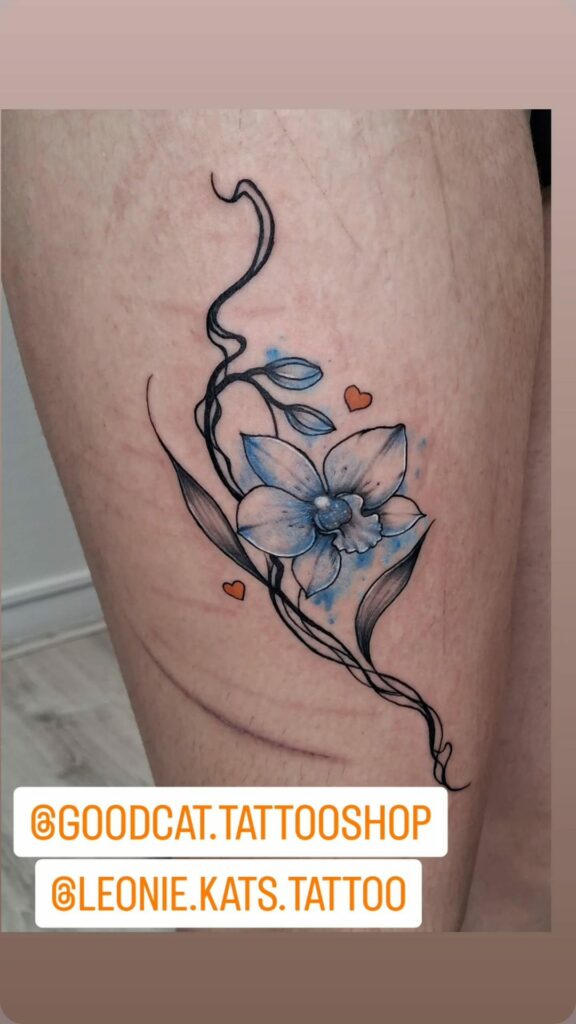 Tatouage de fleurs bleues sur la cuisse à Troyes