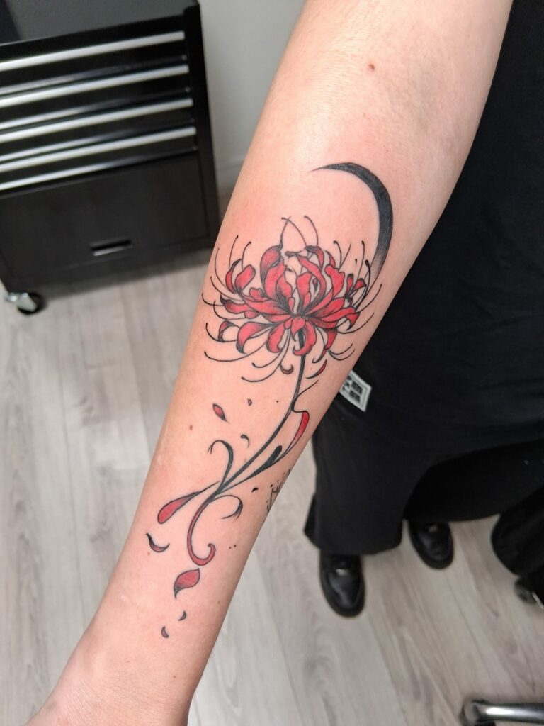 Tatouage de fleurs rouges et noires sur l'avant-bras à Troyes