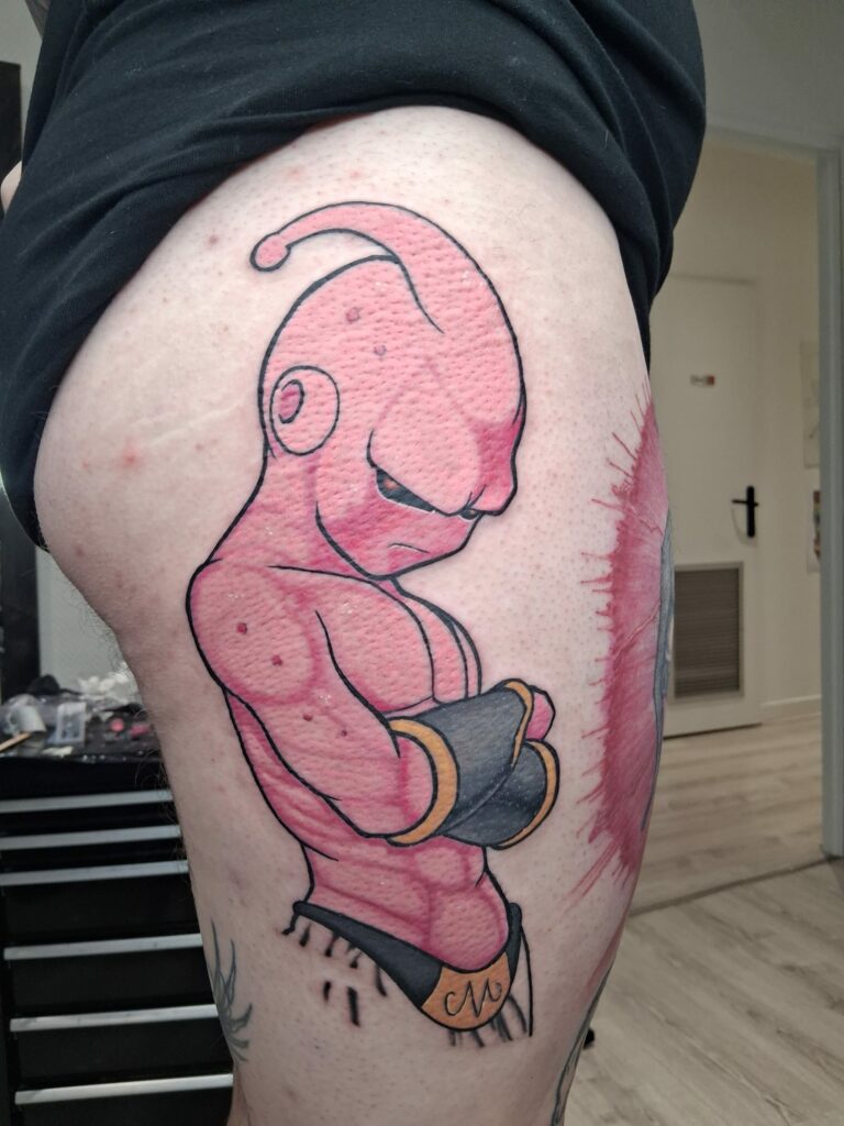 Tatouage Majin Buu de Dragon Ball sur la cuisse à Troyes