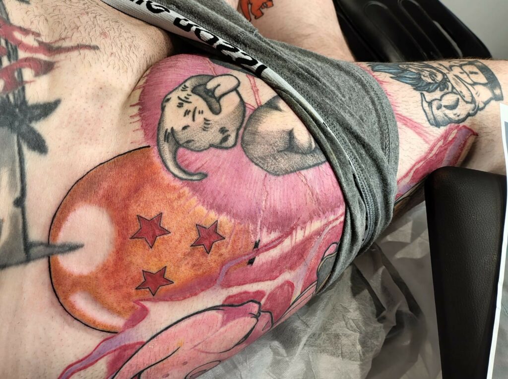 Tatouage Dragon Ball avec boule à Trois étoiles sur la cuisse à Troyes