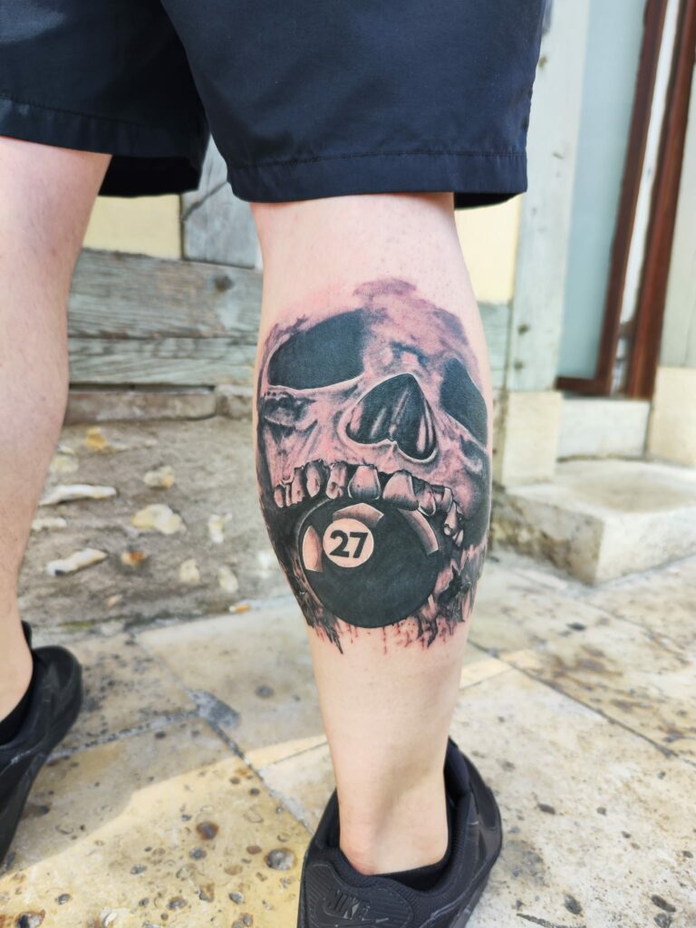Tatouage réaliste horrifique noir et gris sur la jambe à Troyes
