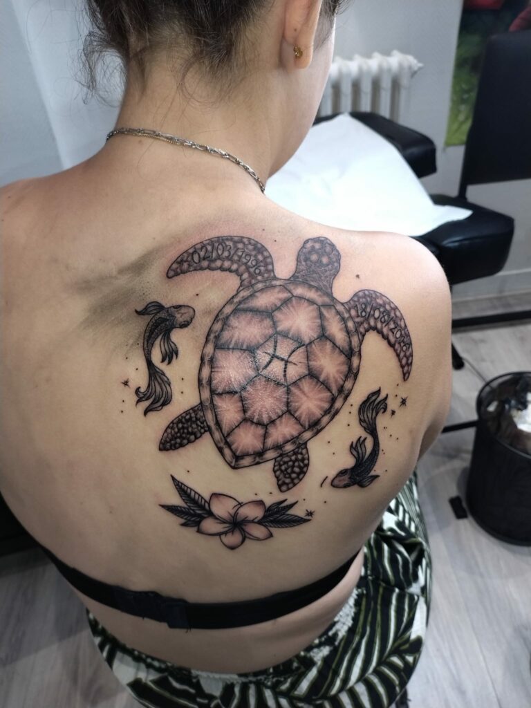 Tatouage tortue marine avec fleurs sur le dos à Troyes